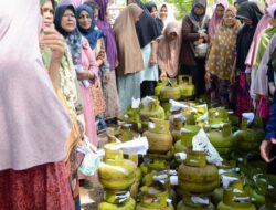 Giliran Warga Darul Kamal Antri di Operasi Pasar Elpiji 3 Kg