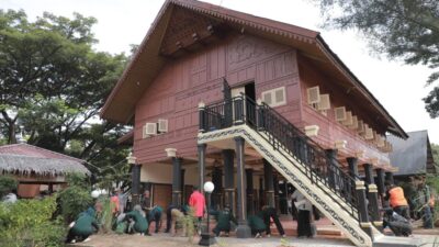 Jelang PKA ke-8, Pj Bupati dan ASN Pungut Sampah di Anjungan Aceh Besar
