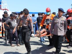 Personel Polres Aceh Barat Bantu Evakuasi 69 Imigran Rohingya Korban Kapal Karam