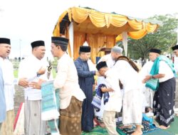Pj Bupati Iswanto Shalat Ied Bersama Ribuan Warga di Lapangan Bungong Jeumpa