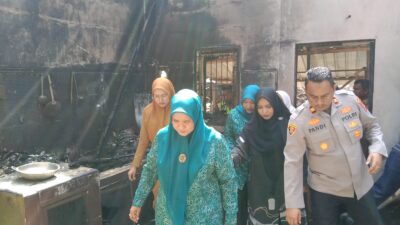 Pj Ketua TP-PKK Aceh Serahkan Bantuan untuk Korban Kebakaran Meunasah Manyang