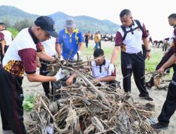 Pemkab Aceh Besar Bersama Satbrimob Polda Aceh Bersihkan Lokasi Wisata Ujong Pancu