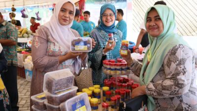 Pj Ketua PKK Aceh Borong Kebutuhan Dapur di Pasar Tani