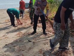 Bhabinkamtibmas di Sabang Gotong Royong Bersihkan Lokasi Wisata Bersama Warga