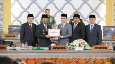 Pj Wali Kota Banda Aceh Serahkan Raqan APBK Perubahan ke DPRK