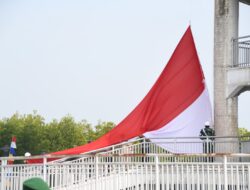 Pemko Langsa Bersama Kodim 0104/Aceh Timur Kibarkan Bendera Merah Putih Raksana di Tower Hutan Mangrove