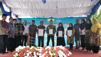 Kemenag Kota Sabang Serahkan Puluhan Sertifikat Halal Kepada Pemilik Usaha