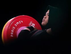 Lifter Aceh Nurul Akmal Jadi Penyulut Api di Pembukaan PON XXI Aceh-Sumut 2024