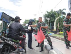 Jumat Berkah, Anggota Kodim 0101/Kota Banda Aceh Bagi Nasi di Simpang Depan Makodim