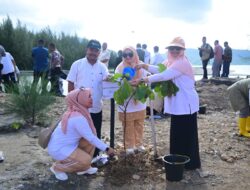 Wakili Pj Bupati, Asisten II Sekda Aceh Besar Ikut Tanam Mangrove Peringatan Bulan PRB