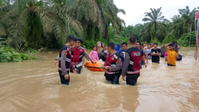 Polres Aceh Selatan Bantu Evakuasi Masyarakat Korban Banjir