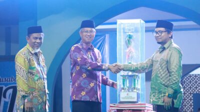 Tutup MTQ XII Nagan Raya, Pj Bupati Iskandar Serahkan Piala Juara Umum kepada Camat Seunagan