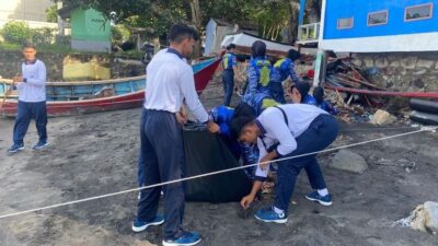 Prajurit Lanudal Sabang Gelar Aksi Bersih Pantai di Hari Armada RI ke-79