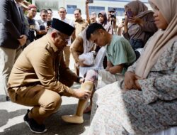 Pj Gubernur Safrizal Pasangkan Kaki Palsu untuk Penyandang Disabilitas