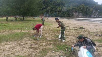 Sambut HUT Kodam IM Ke-68, Personel Kodim 0101/KBA Gelar Aksi Bersih Pantai Pasie Jantang