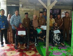 Pemkab Nagan Raya Salurkan Kursi Roda Untuk Disabilitas dan Lansia