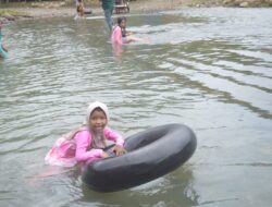 Penyedia Pelampung di Objek Wisata Lhok Buloh Ketiban Rezeki