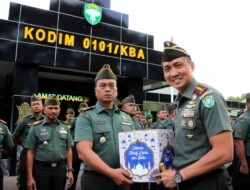 Dandim 0101/Kota Banda Aceh Serahkan Bingkisan Lebaran Idul Fitri 1446 H kepada Prajurit