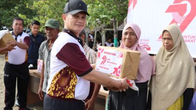 Peringatan HUT ke-79 Bhayangkara, Polres Pidie Jaya Bersih Pantai dan Bagikan Bansos