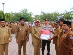 Apel Pagi Pemkab Pidie Jaya Diwarnai Pembagian Bendera Merah Putih untuk Masyarakat