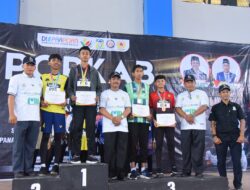 Wakil Bupati Syukri dan Sekda Bahrul Jamil Kalungkan Medali Atlet Cabor Atletik PORKAB 2025