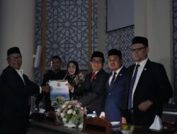 Listrik Padam, DPRK Banda Aceh Laksanakan Sidang Paripurna Pengesahan APBK Dalam Gelap