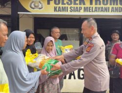Kapolres Aceh Selatan Serahkan Bantuan Sembako untuk Warga Terdampak Banjir di Desa Ladang Rimba Trumon