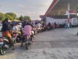 Panic Buying BBM di Pijay, Antrean Kendaraan ‘Mengular’ Hingga ke Bahu Jalan