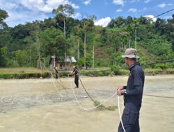 Brimob Polda Aceh Batalyon C Pelopor Pasang Sling Jembatan Gantung di Desa Sikundo
