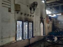 Kebakaran Hanguskan Dua Toko dan Satu Rumah di Lamteumen Timur