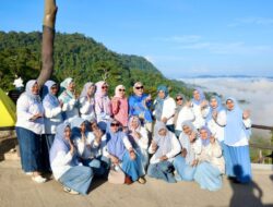 Saat Kak Ana Nikmati Panorama Negeri Atas Awan di Kilonam Geumpang Pidie
