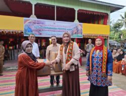 Kak Na Serahkan Mesin Jahit dan Mesin Obras ke Desa Kerajinan Salur Latun