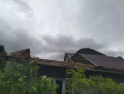 Angin Kencang Rusak Atap Rumah Warga di Lhoong, Aceh Besar