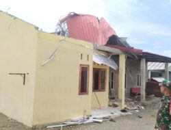 Angin Kencang Terbangkan Atap Rumah Warga di Peukan Bada