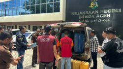 Satreskrim Polresta Banda Aceh Serahkan Dua Pelaku Penimbun BBM Subsidi 600 Liter ke Jaksa