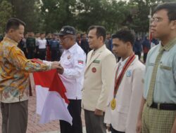Sukseskan Pencanangan 10 Juta Bendera, Pj Gubernur Bagikan Ribuan Bendera Merah Putih