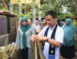 Ketua Dekranasda Aceh Besar  dan Direktur HAKI Kunjungi Perajin Songket