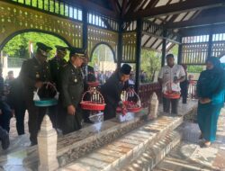 Pj Bupati Aceh Besar Ziarah dan Tabur Bunga di Makam T Nyak Arief