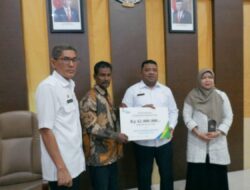 Aceh Besar Serahkan Santunan Jaminan Kematian untuk Aparatur Gampong
