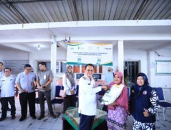 Pj Wali Kota Serahkan Bantuan Beras Kepada Warga Kurang Mampu
