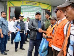 Pj Bupati Aceh Besar Serahkan 50 paket Sembako kepada Jukir di Lambaro