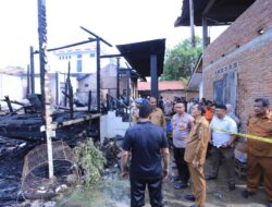 Pj Wali Kota Serahkan Bantuan Masa Panik Korban Kebakaran Lueng Bata