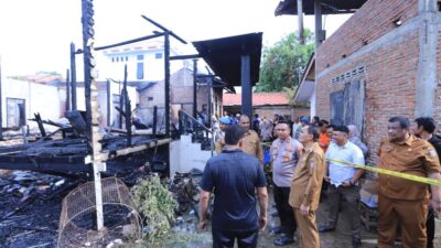 Pj Wali Kota Serahkan Bantuan Masa Panik Korban Kebakaran Lueng Bata