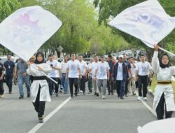 Pj Gubernur Aceh Bersama Ribuan Masyarakat Ikut Jalan Santai PMI