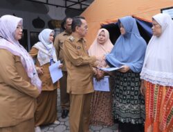 Pj Wali Kota Serahkan Dokumen Adminduk untuk Korban Kebakaran Lueng Bata