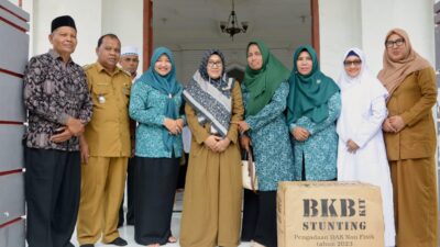 Tekan Stunting, TP-PKK Aceh Besar dan BKKBN Aceh Serahkan BKB Kit di Lam Ujong