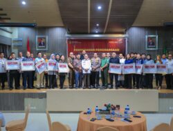 Pj Wali Kota Banda Aceh Serahkan Penghargaan kepada 30 Wajib Pajak