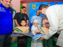 Pj Wali Kota Serahkan Perlengkapan Sekolah Untuk 105 Anak Yatim