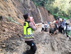 Jalan Longsor di Silih Nara, Polisi Bantu Evakuasi Warga