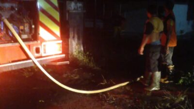 Gedung Arsip Pemkab Bireuen Terbakar, Petugas Berjibaku Padamkan Api